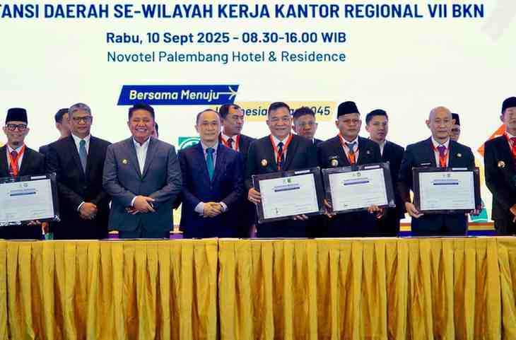 H M Toha Tohet SH hadir secara langsung melakukan Penandatanganan Komitmen Bersama Kepala Daerah Se-Wilayah Kerja Kantor Regional VII BKN Tentang Pembangunan Meritokrasi, Rabu (10/9/2025)