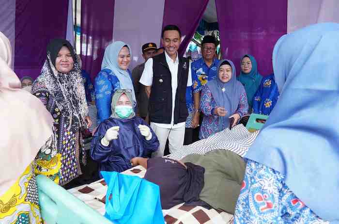 H. Muchendi Mahzareki mendapat apresiasi luas dari warga Kecamatan Mesuji Makmur. H. Muchendi Mahzareki mendapat apresiasi luas dari warga Kecamatan Mesuji Makmur.