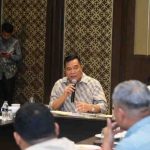 H M Toha Tohet SH memimpin rapat evaluasi progres pembangunan kembali Jembatan P6 Lalan di Hotel Sultan, Jakarta Pusat, Rabu (17/9/2025).