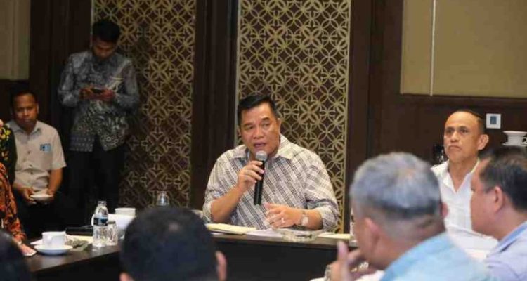 H M Toha Tohet SH memimpin rapat evaluasi progres pembangunan kembali Jembatan P6 Lalan di Hotel Sultan, Jakarta Pusat, Rabu (17/9/2025).