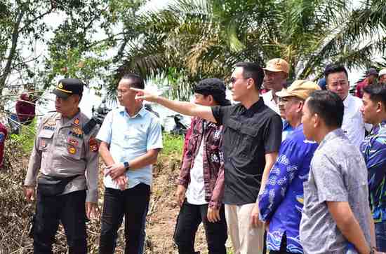 Bupati OKI Blusukan Cek Lahan Cetak Sawah dan Pembangunan Jalan