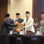 Anggota DPRD Sumsel menyerahkan Pandangan Umum Fraksi Terhadap 3 Raperda kepada Sekretaris Daerah (Sekda) Provinsi Sumatera Selatan (Sumsel), Edward Candra, dalam Rapat Paripurna XVII DPRD Sumsel, pada hari Jum’at, tanggal 11 Juli 2025.