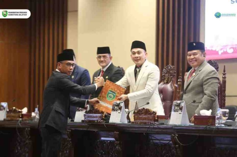 Rapat Paripurna ke-XVII dengan agenda membahas pandangan umum fraksi-fraksi terhadap tiga Rancangan Peraturan Daerah (RAPERDA) Provinsi Sumsel,Jum'at (11/07/25).