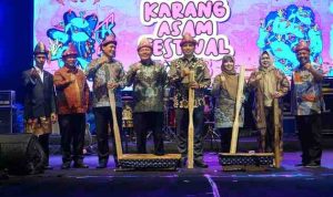 H. Herman Deru, menghadiri Karang Asam Festival 2025 yang digelar di Muara Enim pada Rabu malam (3/9/2025).