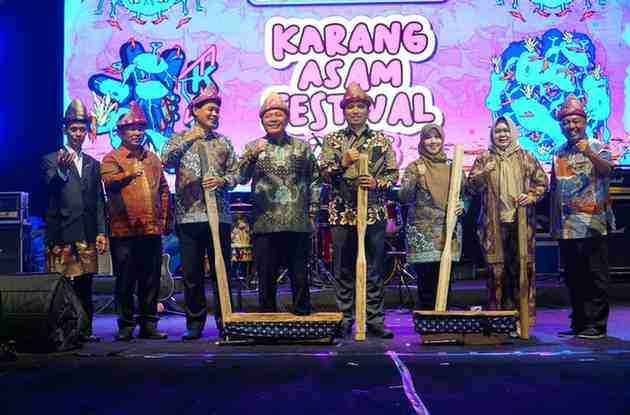 H. Herman Deru, menghadiri Karang Asam Festival 2025 yang digelar di Muara Enim pada Rabu malam (3/9/2025).