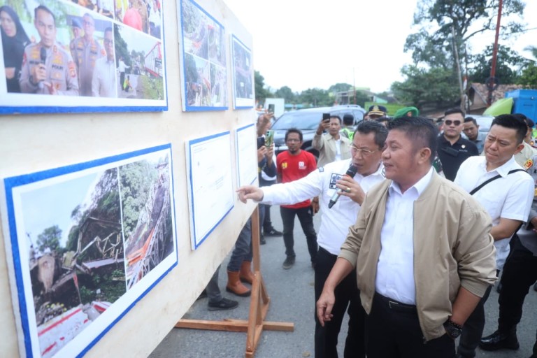 H. Herman Deru, memimpin penandatanganan berita acara kesepakatan pembangunan kembali jembatan tersebut pada Sabtu (30/08/2025).