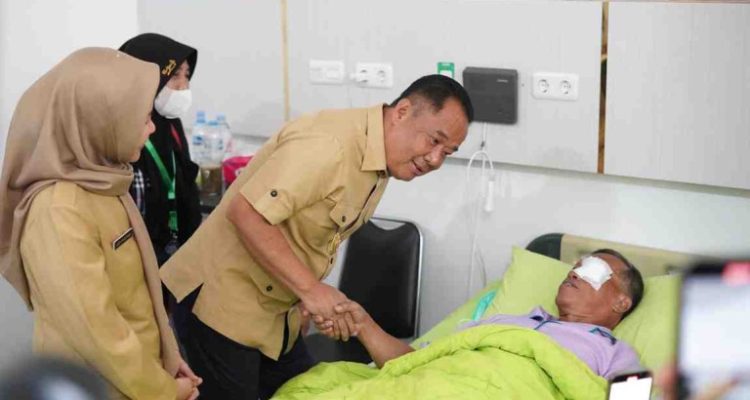 H. Cik Ujang, menghadiri acara pemberian bantuan operasi mata gratis yang merupakan hasil sinergi antara Bank Sumsel Babel dan Rumah Sakit Khusus Mata (RSKM) Provinsi Sumsel, Selasa (9/9/2025).