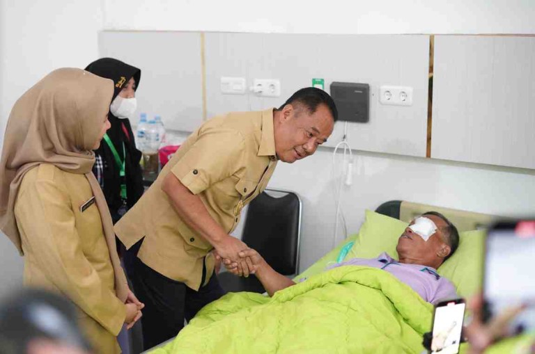 H. Cik Ujang, menghadiri acara pemberian bantuan operasi mata gratis yang merupakan hasil sinergi antara Bank Sumsel Babel dan Rumah Sakit Khusus Mata (RSKM) Provinsi Sumsel, Selasa (9/9/2025).