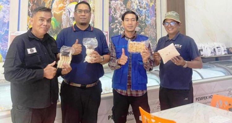 Pengurus HNSI DPC Kota Palembang melakukan kunjungan ke Pempek Honey dalam rangka sinergi dan kolaborasi antara organisasi nelayan dan pelaku usaha perikanan, hari Senin, tanggal 1 September 2025. (MusiNews.id/Ryan)