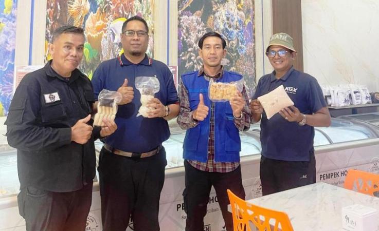 Pengurus HNSI DPC Kota Palembang melakukan kunjungan ke Pempek Honey dalam rangka sinergi dan kolaborasi antara organisasi nelayan dan pelaku usaha perikanan, hari Senin, tanggal 1 September 2025. (MusiNews.id/Ryan)