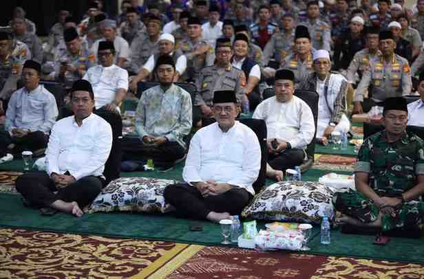 H. Edward Candra, menghadiri peringatan Maulid Nabi Muhammad SAW yang digelar di Mapolda Sumsel pada Rabu (10/9/2025) malam.