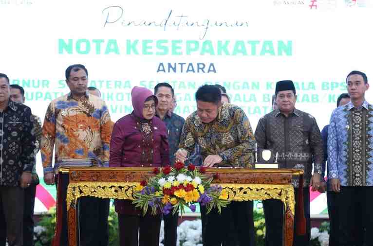 H. Herman Deru dengan Kepala BPS RI Amalia Adininggar Widyasanti dan juga antara Bupati/Walikota dengan Kepala BPS Kabupaten/Kota se Provinsi Sumatera Selatan. Acara berlangsung di Griya Agung Palembang, Jumat (12/9/2025)