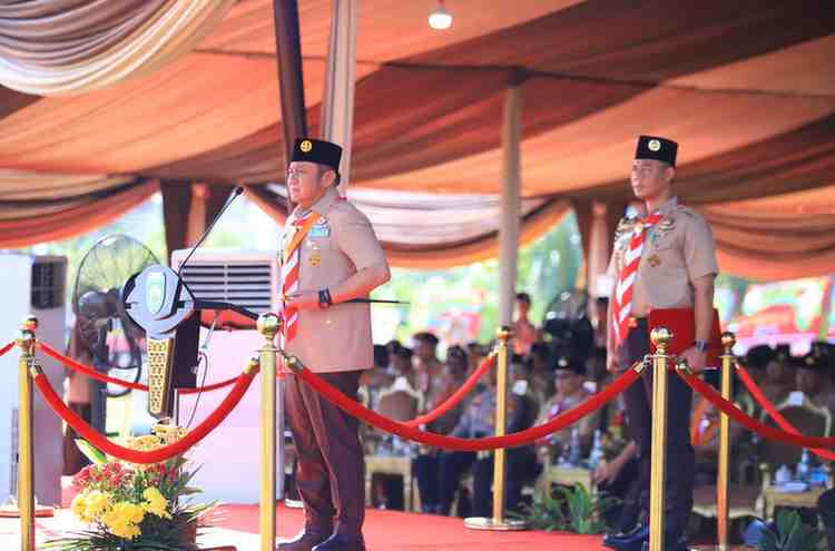 H. Herman Deru, memimpin Apel Besar Peringatan Hari Pramuka ke-64 di Bumi Perkemahan Gandus Palembang, Kamis (28/08/2025).