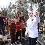 Hj. Eva Susanti, S.E., M.M. Senator asal Bumi Sriwijaya ini turun langsung ke Desa Tanjung Lago, Kecamatan Tanjung Lago, Kabupaten Banyuasin, untuk menyalurkan bantuan kepada korban kebakaran yang kehilangan tempat tinggal, Sabtu (4/10/2025).