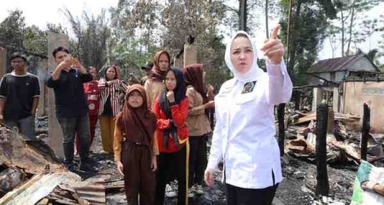 Hj. Eva Susanti, S.E., M.M. Senator asal Bumi Sriwijaya ini turun langsung ke Desa Tanjung Lago, Kecamatan Tanjung Lago, Kabupaten Banyuasin, untuk menyalurkan bantuan kepada korban kebakaran yang kehilangan tempat tinggal, Sabtu (4/10/2025).