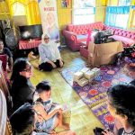 Hj. Eva Susanti melakukan silaturahmi dan penyerahan kursi roda kepada salah satu warga penyandang disabilitas di Jalan May Zen, Sei Lais Lorong Kemang 1, Kecamatan Kalidoni, Palembang.