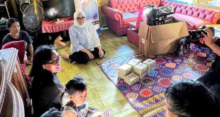 Hj. Eva Susanti melakukan silaturahmi dan penyerahan kursi roda kepada salah satu warga penyandang disabilitas di Jalan May Zen, Sei Lais Lorong Kemang 1, Kecamatan Kalidoni, Palembang.