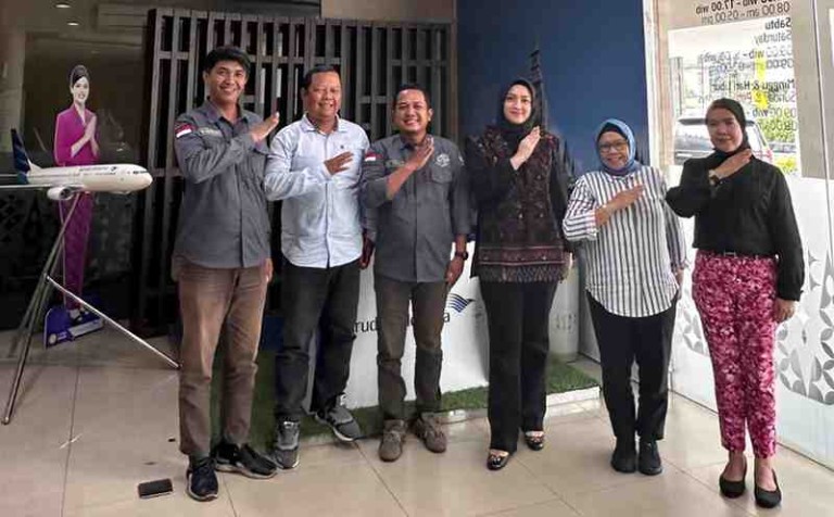 Dalam agenda safari audiensi yang digelar Kamis (23/10/2025), pengurus PJS Sumsel melakukan kunjungan silaturahmi ke Garuda Indonesia Branch Office Palembang, di Jalan Kapten A. Rivai No. 35.