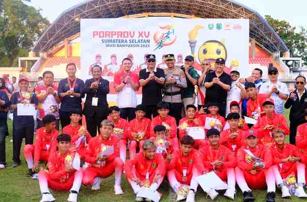 Laga final cabang olahraga (cabor) sepak bola di ajang PORPROV XV Sumsel, Kamis (30/10/2025) petang di Stadion Serasan Sekate Sekayu berlangsung seru. Laga final cabang olahraga (cabor) sepak bola di ajang PORPROV XV Sumsel, Kamis (30/10/2025) petang di Stadion Serasan Sekate Sekayu berlangsung seru.