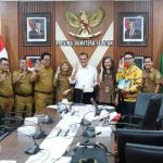 Drs. H. Edward Candra, MH saat menerima Direktur Pengkajian Implementasi Pembinaan Ideologi Pancasila, Dr. Irene Camelyn Sinaga, AP., M.Pd, beserta jajaran di Ruang Rapat Sekda Prov. Sumsel (Selasa, 14/10/2025).