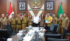 Drs. H. Edward Candra, MH saat menerima Direktur Pengkajian Implementasi Pembinaan Ideologi Pancasila, Dr. Irene Camelyn Sinaga, AP., M.Pd, beserta jajaran di Ruang Rapat Sekda Prov. Sumsel (Selasa, 14/10/2025).