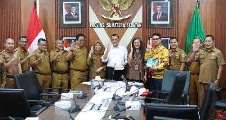 Drs. H. Edward Candra, MH saat menerima Direktur Pengkajian Implementasi Pembinaan Ideologi Pancasila, Dr. Irene Camelyn Sinaga, AP., M.Pd, beserta jajaran di Ruang Rapat Sekda Prov. Sumsel (Selasa, 14/10/2025).