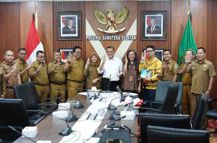 Drs. H. Edward Candra, MH saat menerima Direktur Pengkajian Implementasi Pembinaan Ideologi Pancasila, Dr. Irene Camelyn Sinaga, AP., M.Pd, beserta jajaran di Ruang Rapat Sekda Prov. Sumsel (Selasa, 14/10/2025).