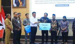 H. Herman Deru, menyaksikan penandatanganan 800.000 akad Kredit Usaha Rakyat (KUR) gang diperuntukkan bagi para pelaku Usaha Mikro, Kecil, dan Menengah (UMKM) yang diselenggarakan secara serentak di 38 Provinsi secara virtual (Graha Bina Praja Prov. Sumsel, Selasa, 21/10/2025).