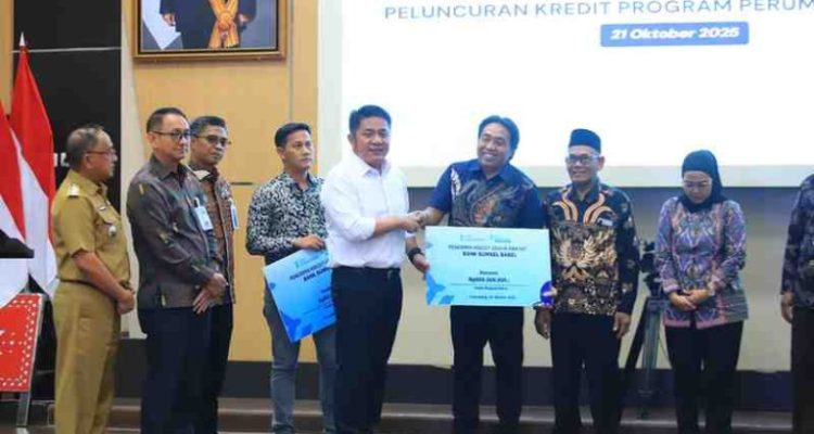 H. Herman Deru, menyaksikan penandatanganan 800.000 akad Kredit Usaha Rakyat (KUR) gang diperuntukkan bagi para pelaku Usaha Mikro, Kecil, dan Menengah (UMKM) yang diselenggarakan secara serentak di 38 Provinsi secara virtual (Graha Bina Praja Prov. Sumsel, Selasa, 21/10/2025).