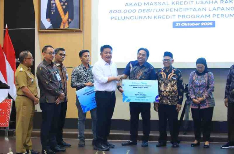 H. Herman Deru, menyaksikan penandatanganan 800.000 akad Kredit Usaha Rakyat (KUR) gang diperuntukkan bagi para pelaku Usaha Mikro, Kecil, dan Menengah (UMKM) yang diselenggarakan secara serentak di 38 Provinsi secara virtual (Graha Bina Praja Prov. Sumsel, Selasa, 21/10/2025).
