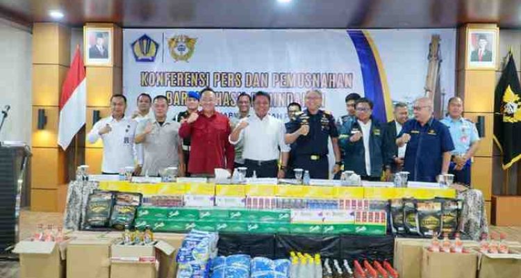 H. Herman Deru menghadiri Press Conference sekaligus kegiatan Pemusnahan Barang yang Menjadi Milik Negara (BMMN) di bidang Kepabeanan dan Cukai Tahun Anggaran 2025 yang diselenggarakan oleh Kantor Wilayah Direktorat Jenderal Bea dan Cukai (DJBC) Sumatera Bagian Timur, Rabu (29/10/2025).