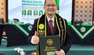 Hendri Zainuddin, resmi menyandang gelar Doktor. Ini diraihnya setelah melaksanakan Sidang Terbuka Promosi Doktor Administrasi Publik di Universitas Muhammadiyah Jakarta (UMJ), pada hari Rabu, tanggal 8 Oktober 2025 yang lalu