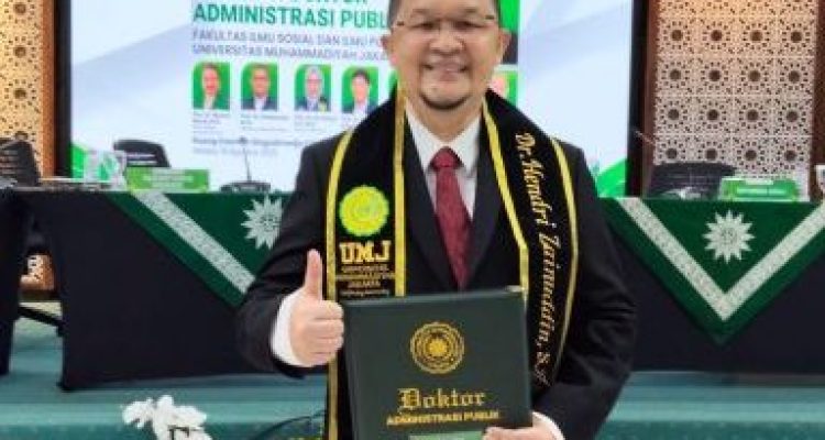 Hendri Zainuddin, resmi menyandang gelar Doktor. Ini diraihnya setelah melaksanakan Sidang Terbuka Promosi Doktor Administrasi Publik di Universitas Muhammadiyah Jakarta (UMJ), pada hari Rabu, tanggal 8 Oktober 2025 yang lalu