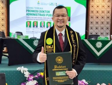Hendri Zainuddin, resmi menyandang gelar Doktor. Ini diraihnya setelah melaksanakan Sidang Terbuka Promosi Doktor Administrasi Publik di Universitas Muhammadiyah Jakarta (UMJ), pada hari Rabu, tanggal 8 Oktober 2025 yang lalu