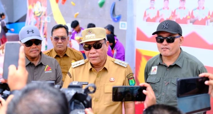 Bupati Kabupaten Musi Banyuasin, M. Toha, memberikan keterangan kepada wartawan, setelah menyaksikan pertandingan di cabang olahraga pada Pekan Olahraga Provinsi Sumatera Selatan Tahun 2025 di Sekayu. (MUSINEWS.ID/TRI)
