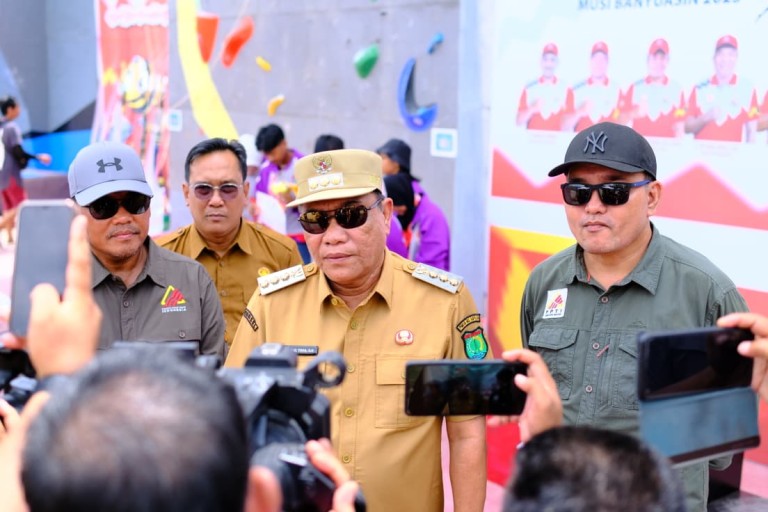 Bupati Kabupaten Musi Banyuasin, M. Toha, memberikan keterangan kepada wartawan, setelah menyaksikan pertandingan di cabang olahraga pada Pekan Olahraga Provinsi Sumatera Selatan Tahun 2025 di Sekayu. (MUSINEWS.ID/TRI)
