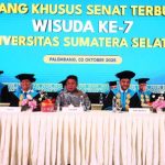 Herman Deru, memberikan pesan inspiratif kepada para wisudawan Universitas Sumatera Selatan (USS) dalam acara wisuda yang digelar di Golden Sriwijaya, pada hari Kamis, tanggal 2 Oktober 2025.