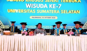 Herman Deru, memberikan pesan inspiratif kepada para wisudawan Universitas Sumatera Selatan (USS) dalam acara wisuda yang digelar di Golden Sriwijaya, pada hari Kamis, tanggal 2 Oktober 2025.