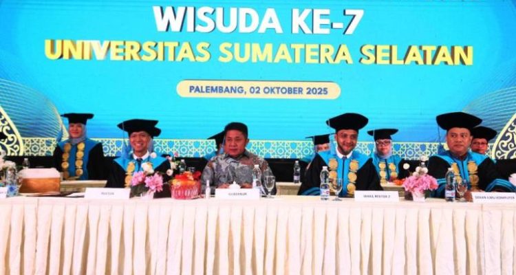 Herman Deru, memberikan pesan inspiratif kepada para wisudawan Universitas Sumatera Selatan (USS) dalam acara wisuda yang digelar di Golden Sriwijaya, pada hari Kamis, tanggal 2 Oktober 2025.