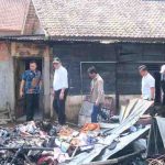 H. M. Toha Tohet, SH turun langsung meninjau lokasi kebakaran yang melanda permukiman warga di Kelurahan Serasan Jaya RT 001, Kecamatan Sekayu, pada Jumat (10/10/2025) dini hari.