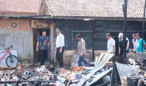 H. M. Toha Tohet, SH turun langsung meninjau lokasi kebakaran yang melanda permukiman warga di Kelurahan Serasan Jaya RT 001, Kecamatan Sekayu, pada Jumat (10/10/2025) dini hari.