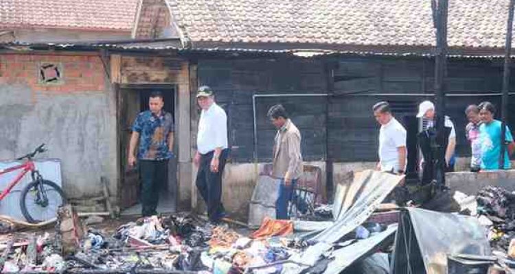 H. M. Toha Tohet, SH turun langsung meninjau lokasi kebakaran yang melanda permukiman warga di Kelurahan Serasan Jaya RT 001, Kecamatan Sekayu, pada Jumat (10/10/2025) dini hari.