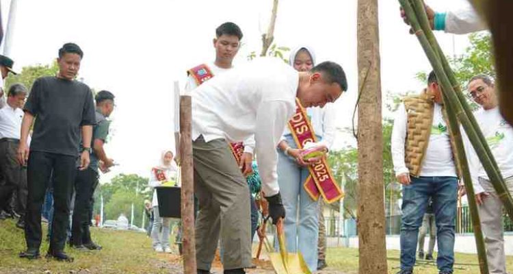 Semarak peringatan Hari Ulang Tahun (HUT) ke-80 Kabupaten Ogan Komering Ilir (OKI) tahun ini tidak hanya diisi dengan kemeriahan acara, tetapi juga kepedulian terhadap lingkungan.