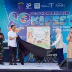 unda Literasi Kabupaten Ogan Komering Ilir (OKI), Hj. Ike Muchendi, secara resmi meluncurkan buku edukasi berjudul "Yuk Gotong Royong" dalam rangkaian Festival Literasi OKI 2025 yang berlangsung meriah.