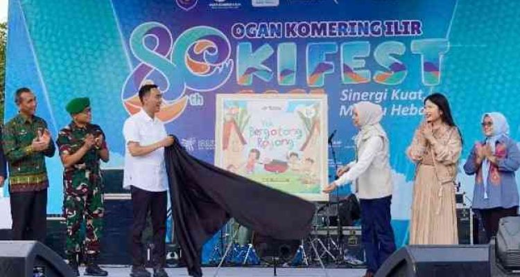unda Literasi Kabupaten Ogan Komering Ilir (OKI), Hj. Ike Muchendi, secara resmi meluncurkan buku edukasi berjudul "Yuk Gotong Royong" dalam rangkaian Festival Literasi OKI 2025 yang berlangsung meriah.