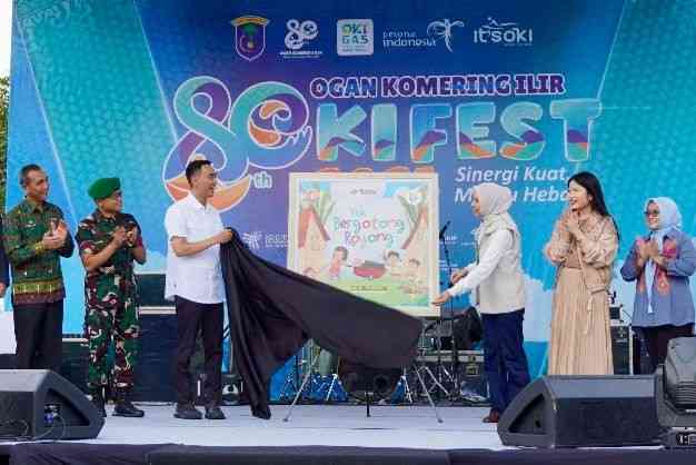 unda Literasi Kabupaten Ogan Komering Ilir (OKI), Hj. Ike Muchendi, secara resmi meluncurkan buku edukasi berjudul "Yuk Gotong Royong" dalam rangkaian Festival Literasi OKI 2025 yang berlangsung meriah.