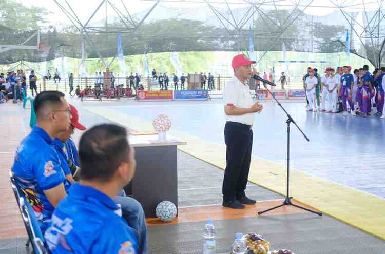 Pembukaan pertandingan dihadiri langsung Bupati Muba HM Toha Tohet SH yang diwakili Sekda Muba Dr Apriyadi MSi, di dampingi Ketua Asosiasi Futsal Provinsi (AFP) Sumsel Akhmad Toyibir , Ketua AFKAB Muba Irwin Zulyani , Kadispopar Muba M Fariz , Kadis Perpustakaan dan Arsip Daerah Sunaryo, Kadin DPPA Demon Eka Sauza serta OPD terkait lainnya.