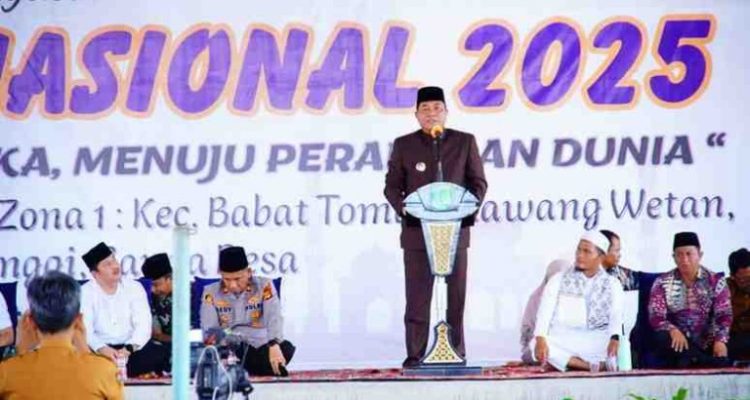 Kehadiran Bupati Musi Banyuasin H M Toha Tohet SH disambut hangat oleh ribuan santriwan dan santriwati yang memadati lokasi acara.