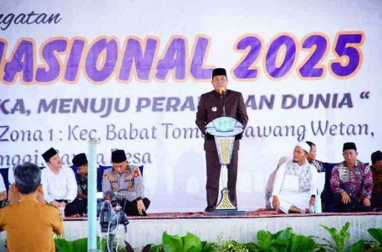 Kehadiran Bupati Musi Banyuasin H M Toha Tohet SH disambut hangat oleh ribuan santriwan dan santriwati yang memadati lokasi acara. Kehadiran Bupati Musi Banyuasin H M Toha Tohet SH disambut hangat oleh ribuan santriwan dan santriwati yang memadati lokasi acara.