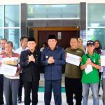 Bupati Musi Banyuasin H M Toha Tohet SH saat menyerahkan bantuan alat pasca panen berupa bak pembekuan getah karet kepada kelompok petani yang tergabung dalam Unit Pengolahan dan Pemasaran Bokar (UPPB), di halaman Kantor Dinas Perkebunan Muba, Rabu (29/10/2025).